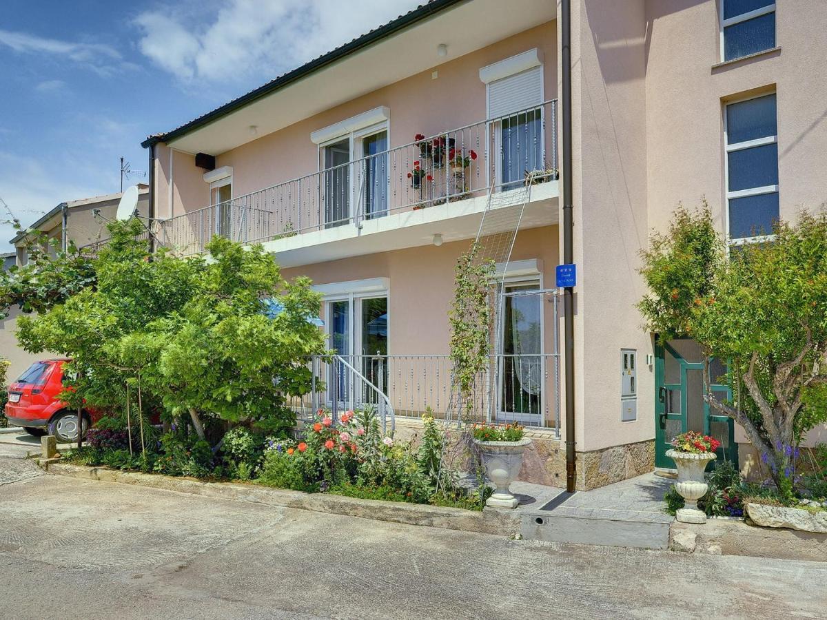 Quaint With Garden In Apartment Medulin